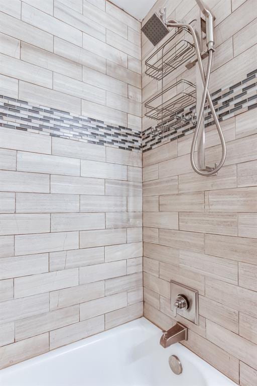 bathroom with tiled shower / bath combo