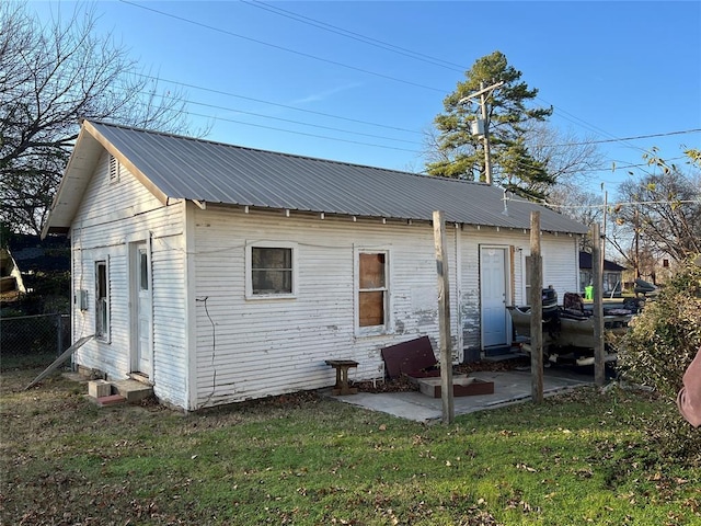 rear view of house featuring a lawn