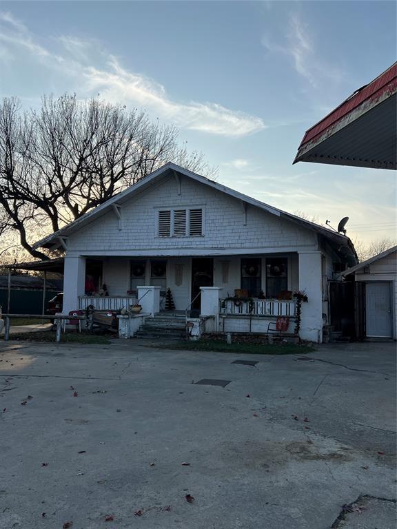 bungalow featuring covered porch