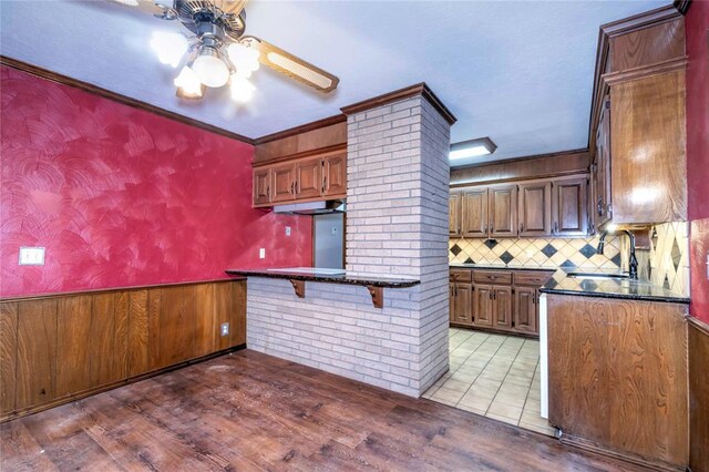 920173 S 3450th Rd, Chandler, OK 74834 - kitchen with a sink, ceiling fan, light wood finished floors, tasteful backsplash, and a breakfast bar