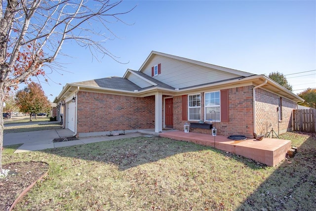 view of front facade with a garage and a front yard