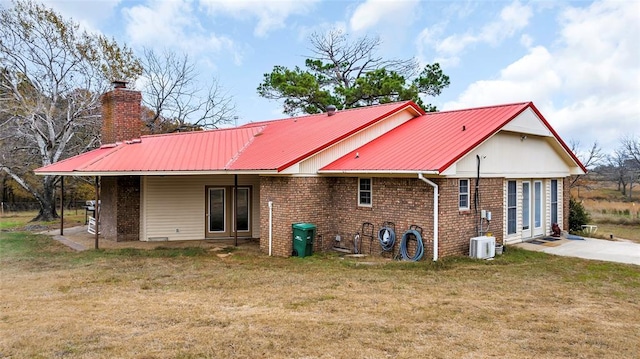 back of house featuring a lawn