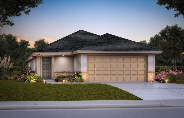 view of front of house featuring a yard and a garage