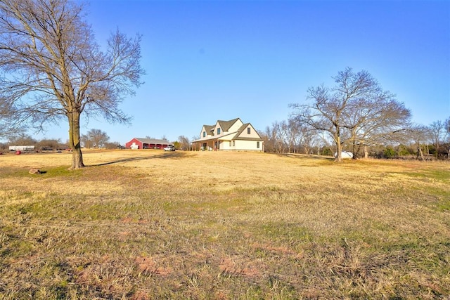 view of yard featuring a rural view