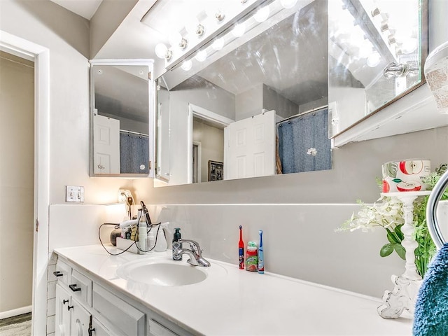 bathroom with a shower with shower curtain and vanity