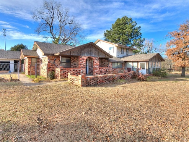 view of front of house featuring a front yard