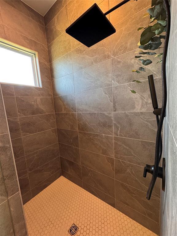 8409 NW 128th St, Oklahoma City, OK 73142 - bathroom featuring tiled shower