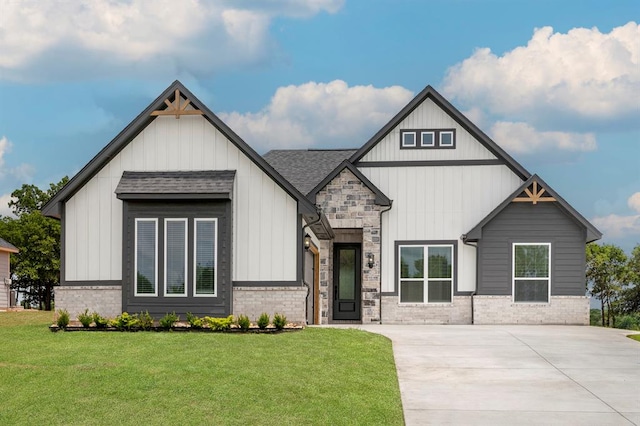 view of front of house featuring a front yard