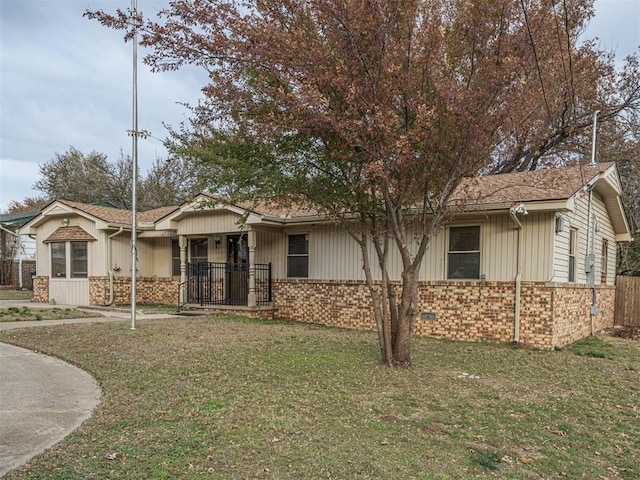 view of front facade with a front lawn