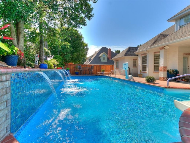 view of pool with pool water feature