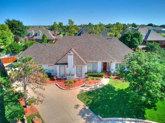 view of front of property featuring a front yard