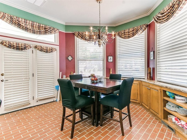 dining room with crown molding and a notable chandelier