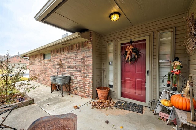 entrance to property featuring a porch