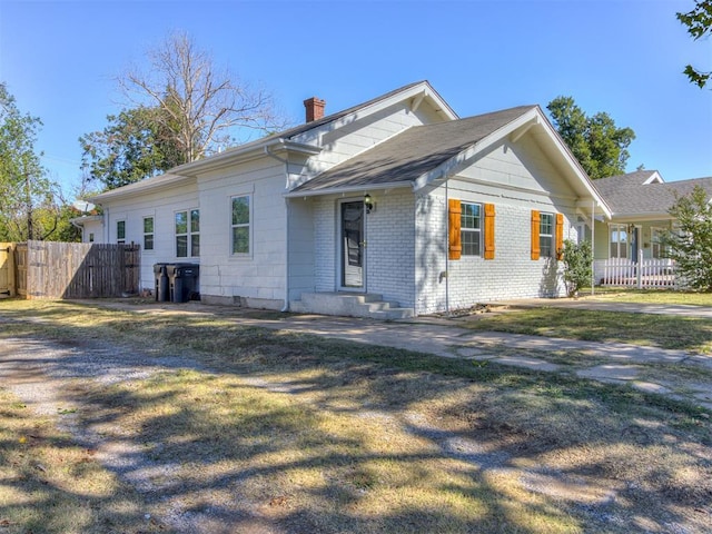 view of front facade featuring a front lawn