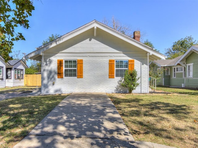 view of front of property featuring a front yard