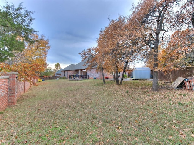 view of yard featuring a storage shed