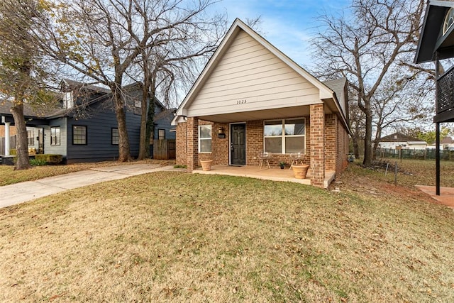 view of front of house featuring a patio area and a front lawn