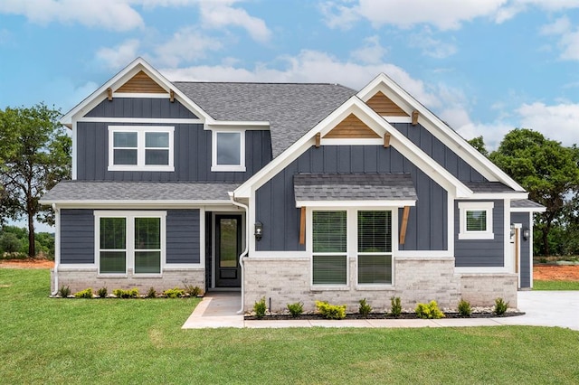 craftsman-style house with a front yard