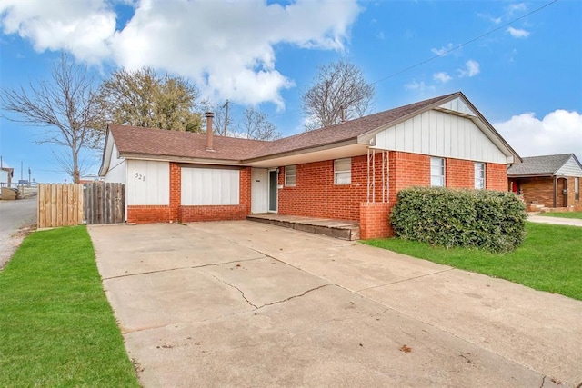 ranch-style house featuring a front lawn