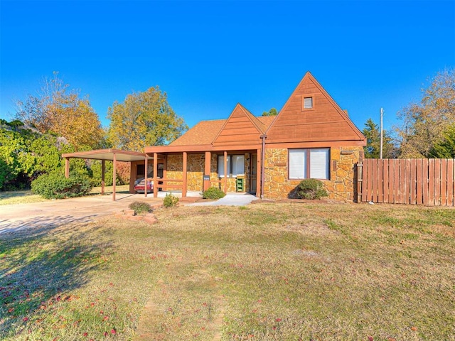 view of front of home featuring a front yard and a carport