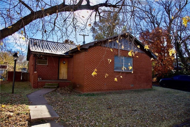 view of front of property featuring a front yard