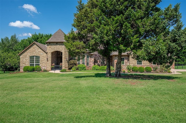 view of front facade with a front lawn