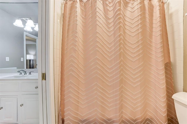 bathroom with vanity, curtained shower, and toilet