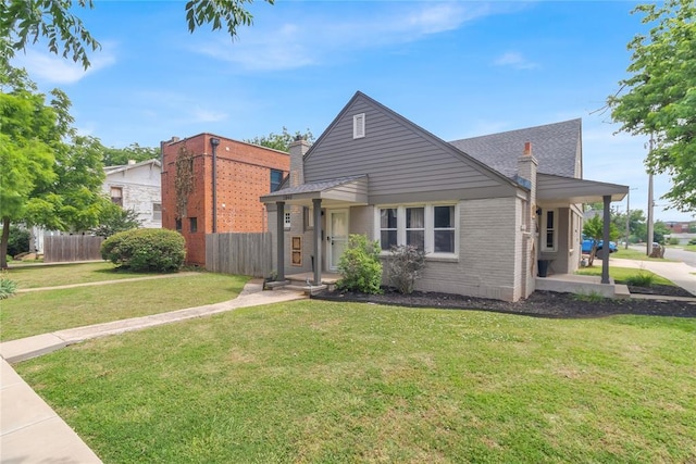 view of front of property featuring a front lawn