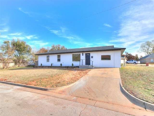 single story home with a front lawn