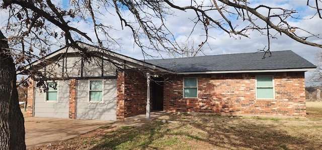 view of front of property with a front yard