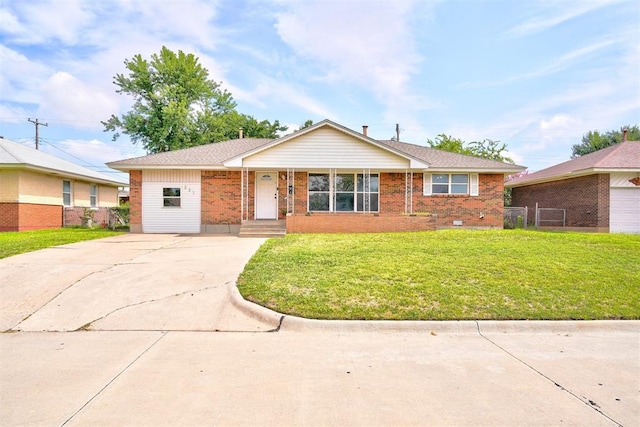 single story home with a front lawn