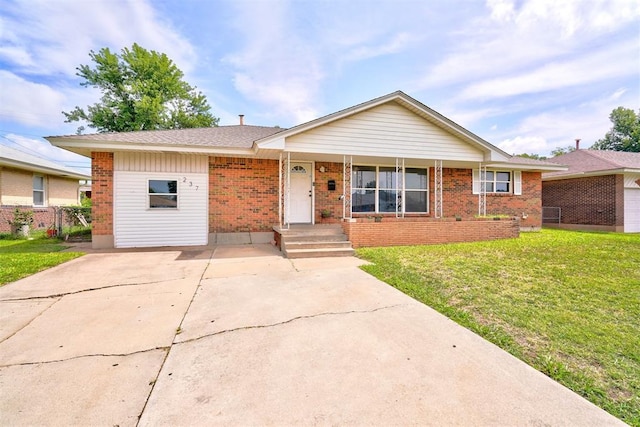 single story home featuring a front lawn