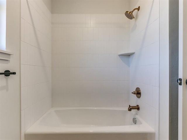 bathroom featuring tiled shower / bath combo