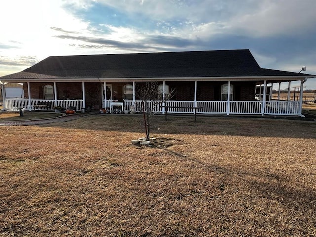 country-style home with a front yard