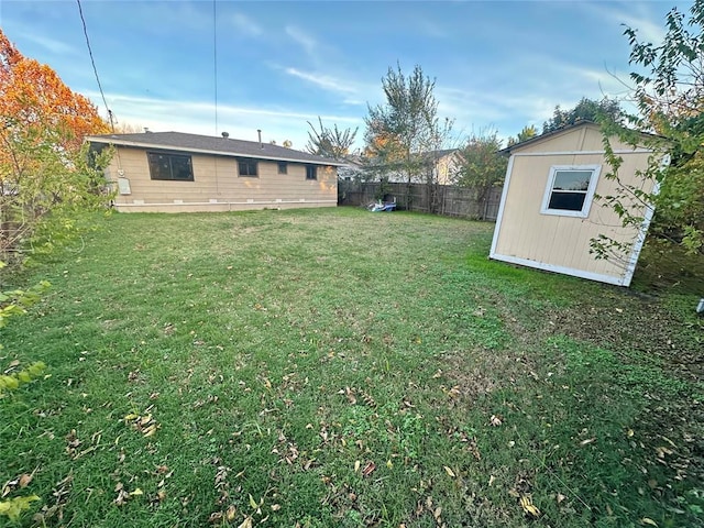 view of yard featuring a shed