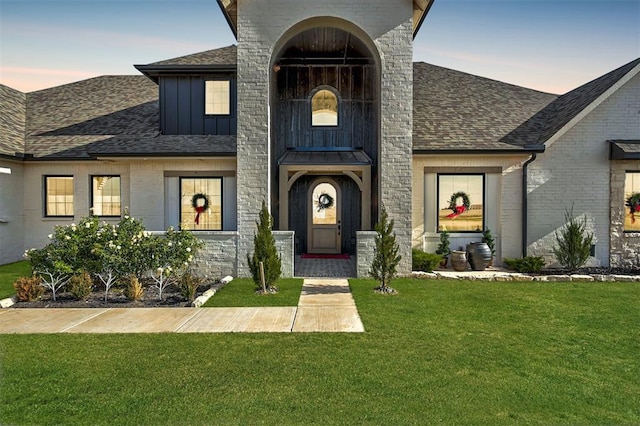 view of front facade featuring a yard