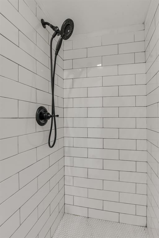 bathroom featuring tiled shower