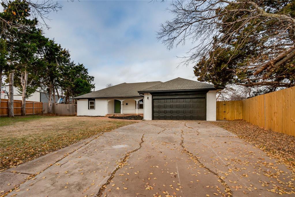 view of front of house featuring a front yard and a garage