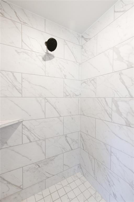 1817 Taines Turn, Norman, OK 73072 - bathroom with a tile shower