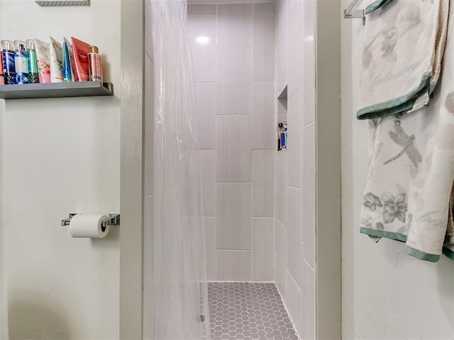 bathroom featuring tiled shower