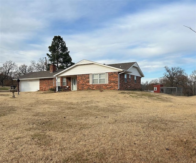 view of front of house featuring a front yard and a garage