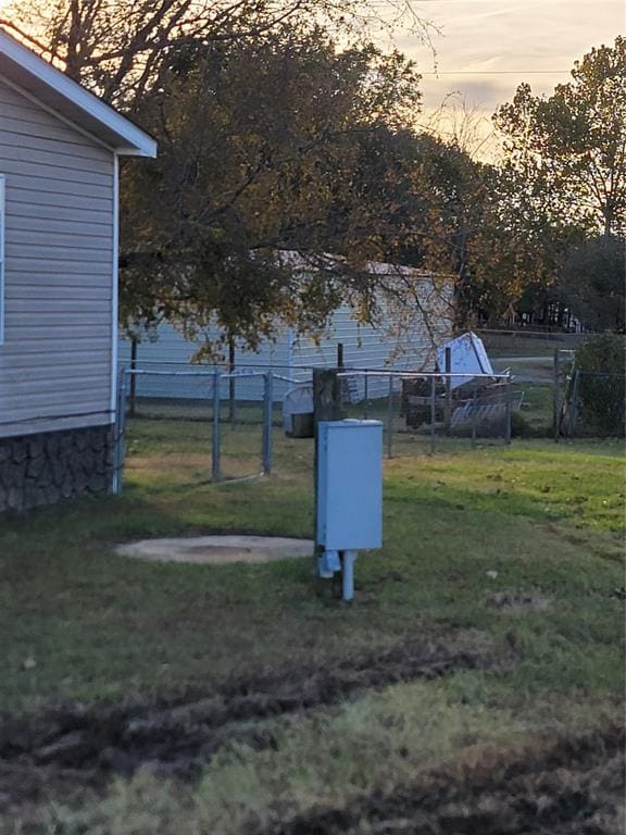 view of yard at dusk