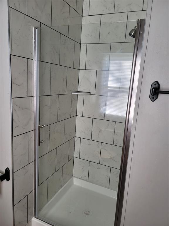 bathroom featuring a tile shower