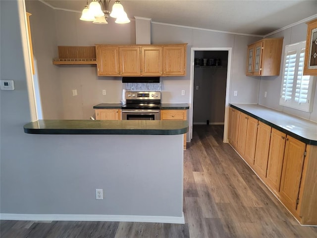 kitchen with ornamental molding, vaulted ceiling, electric stove, a notable chandelier, and hardwood / wood-style floors