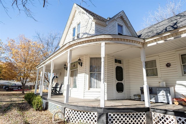 entrance to property featuring covered porch