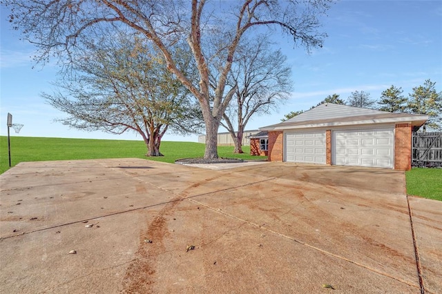 view of yard with an outbuilding