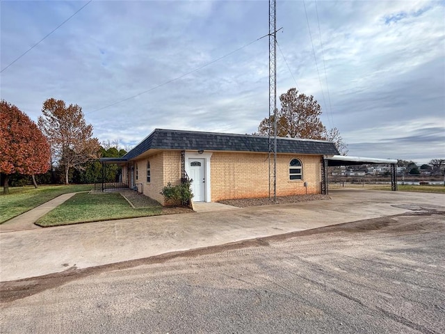 view of front of property with a carport and a front yard