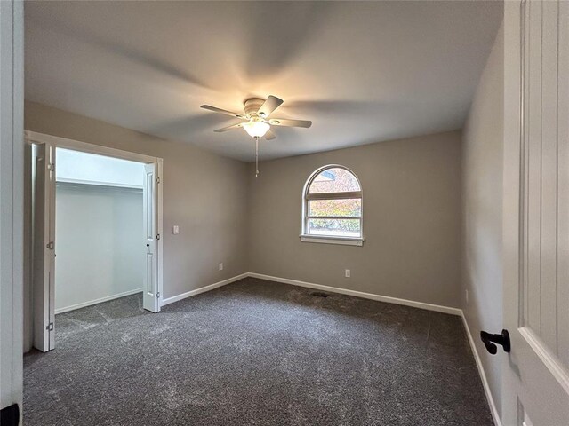 carpeted empty room featuring ceiling fan