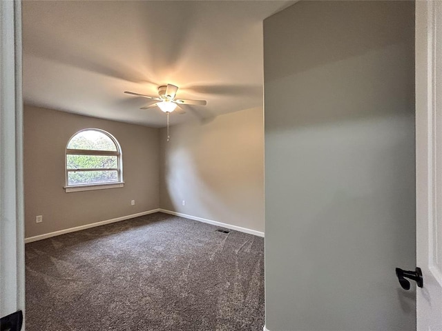 carpeted empty room featuring ceiling fan