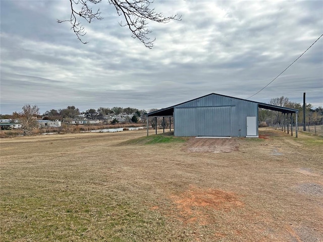 view of yard featuring an outbuilding